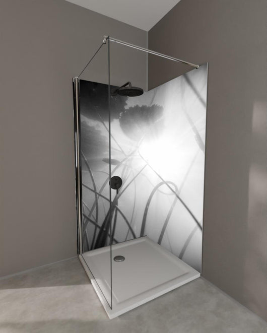 Duschrückwand - Abstrakte Seerose im Nebel Monochrom