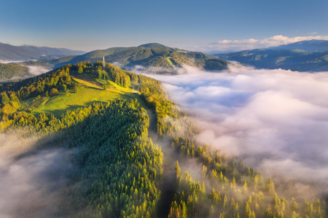 Duschrückwand - Berge in Wolken bei Sonnenaufgang im Sommer