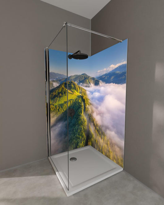 Duschrückwand - Berge in Wolken bei Sonnenaufgang im Sommer