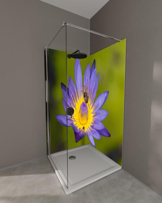 Duschrückwand - Biene sammelt Nektar