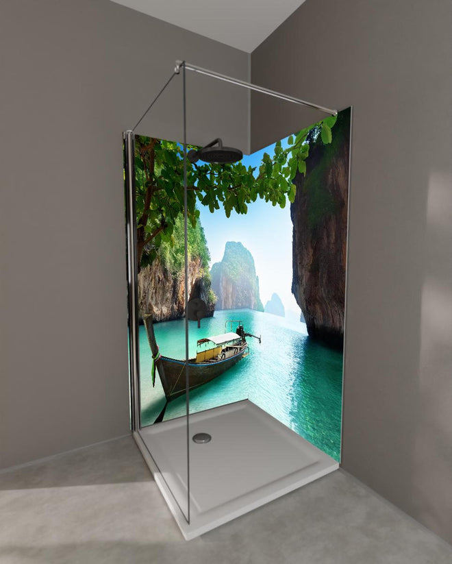 Duschrückwand - Boot auf kleiner Insel in Thailand