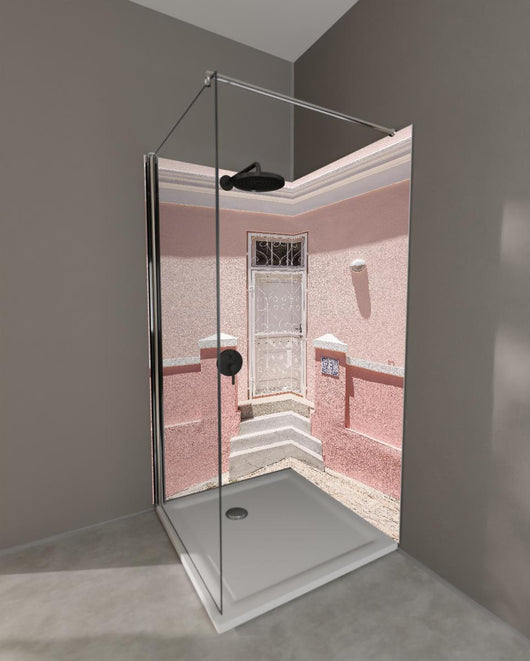 Duschrückwand - Charmante pastellrosa Hausfassade