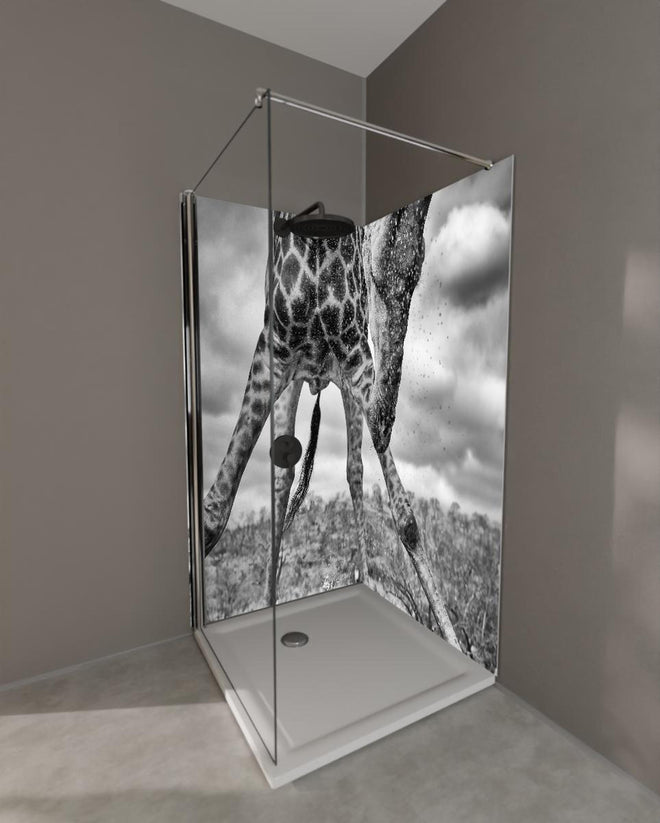 Duschrückwand - Dynamische Giraffe Schwarz-Weiß Momentaufnahme
