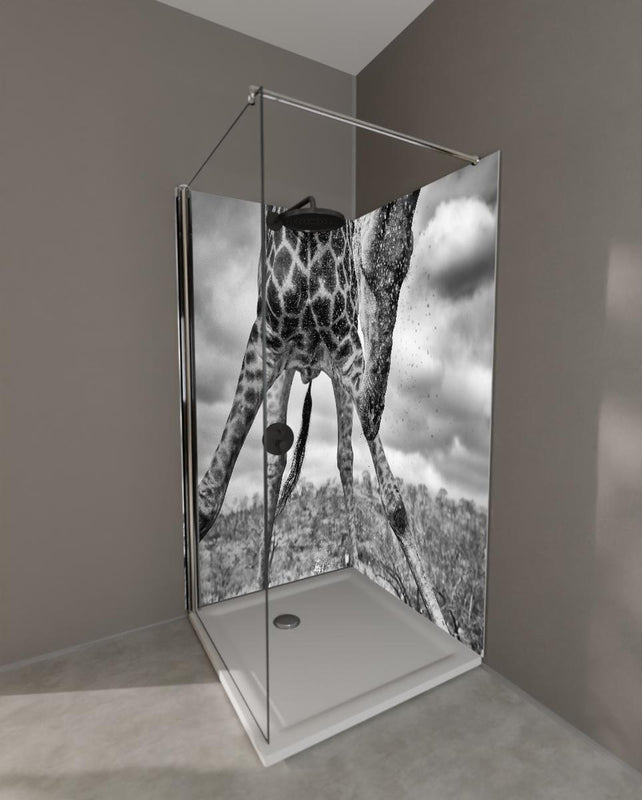 Duschrückwand - Dynamische Giraffe Schwarz-Weiß Momentaufnahme