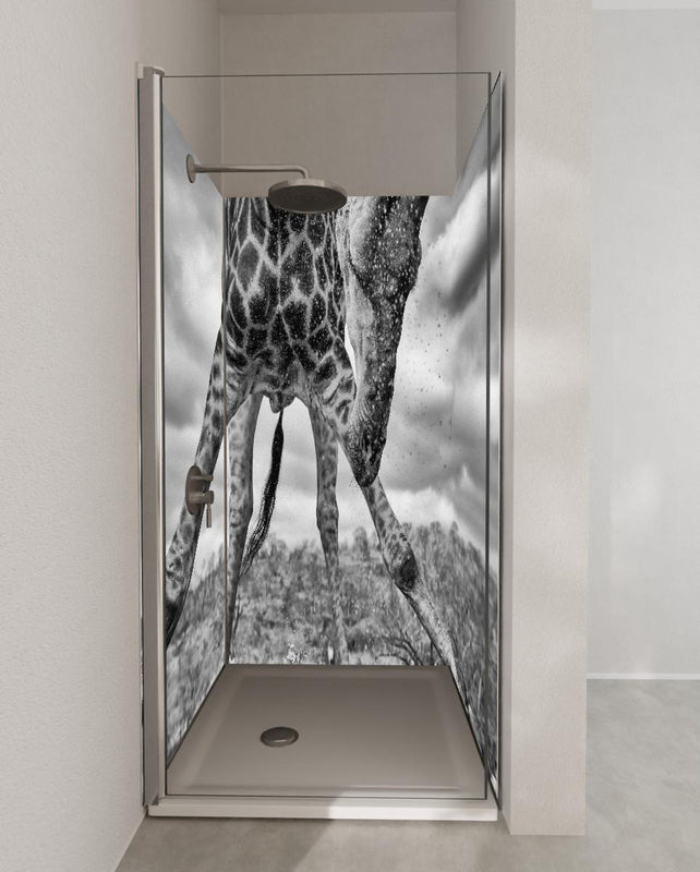 Duschrückwand - Dynamische Giraffe Schwarz-Weiß Momentaufnahme