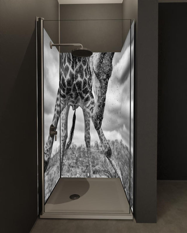 Duschrückwand - Dynamische Giraffe Schwarz-Weiß Momentaufnahme
