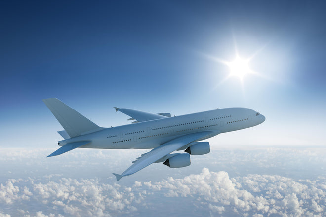 Duschrückwand - Flugzeug über weißen Wolken