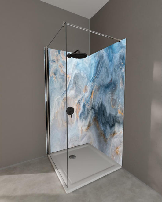 Duschrückwand - Gemalter bläulicher Marmor