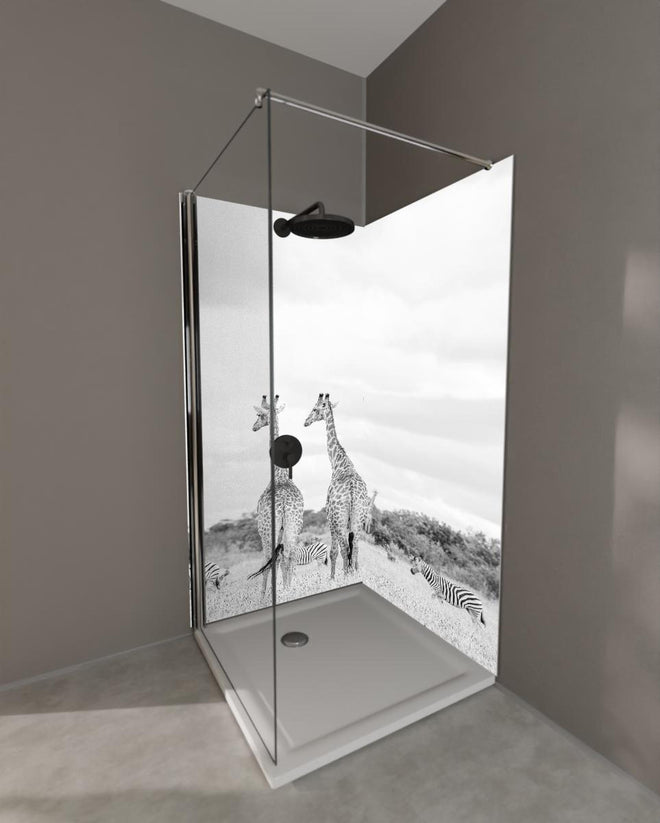 Duschrückwand - Giraffen und Zebras - schwarz-weiß
