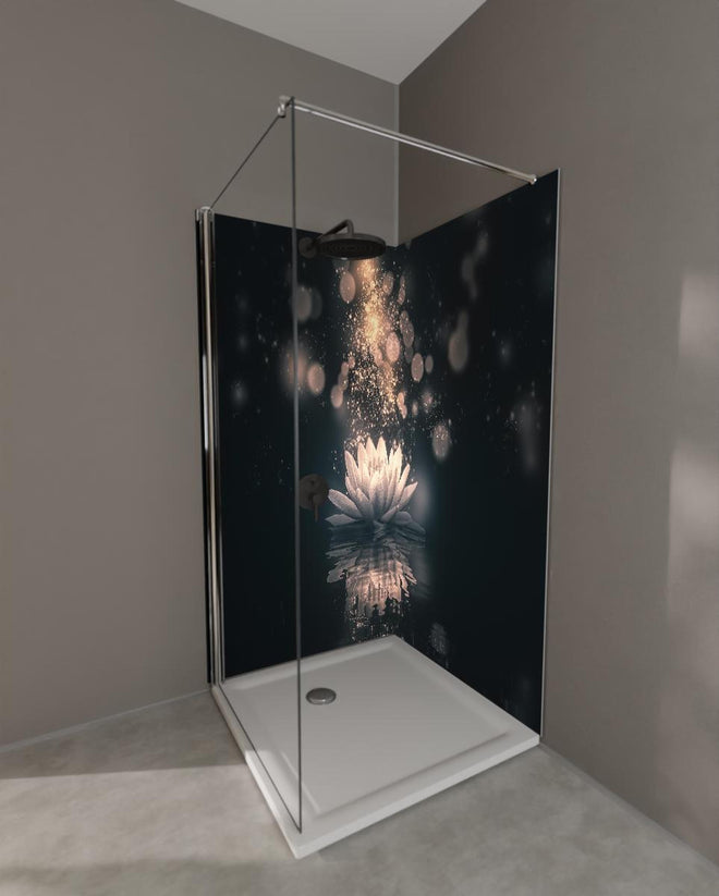 Duschrückwand - Goldene Lotusblüte auf dunklem Hintergrund
