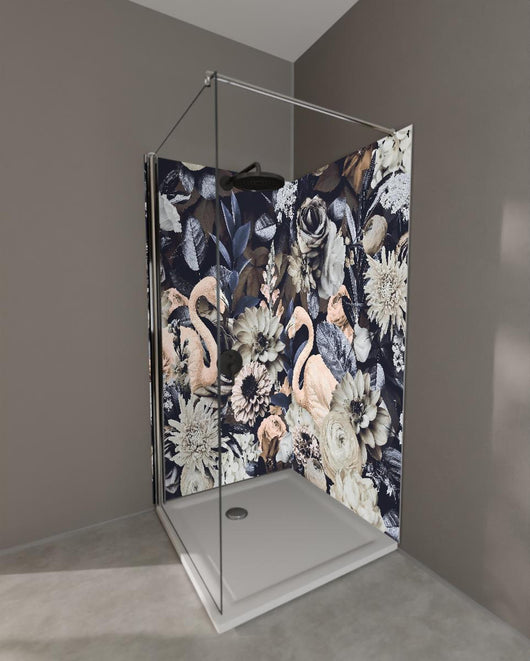 Duschrückwand - Grau-Weiße Flamingos im Blumenmeer