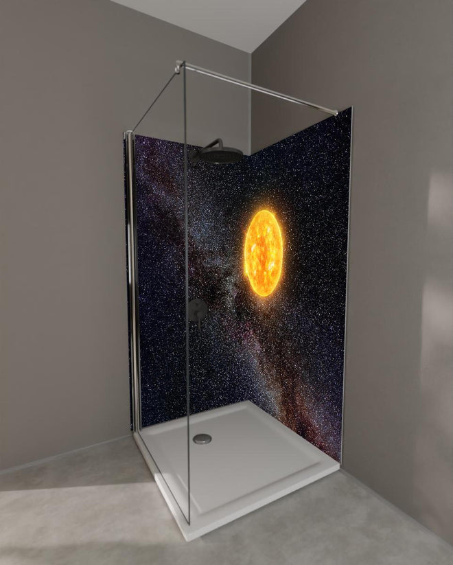 Duschrückwand - Helle Sonne vor dunklem Sternenhimmel