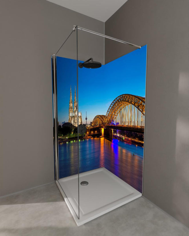 Duschrückwand - Hohenzollern Brücke Köln in der Nacht