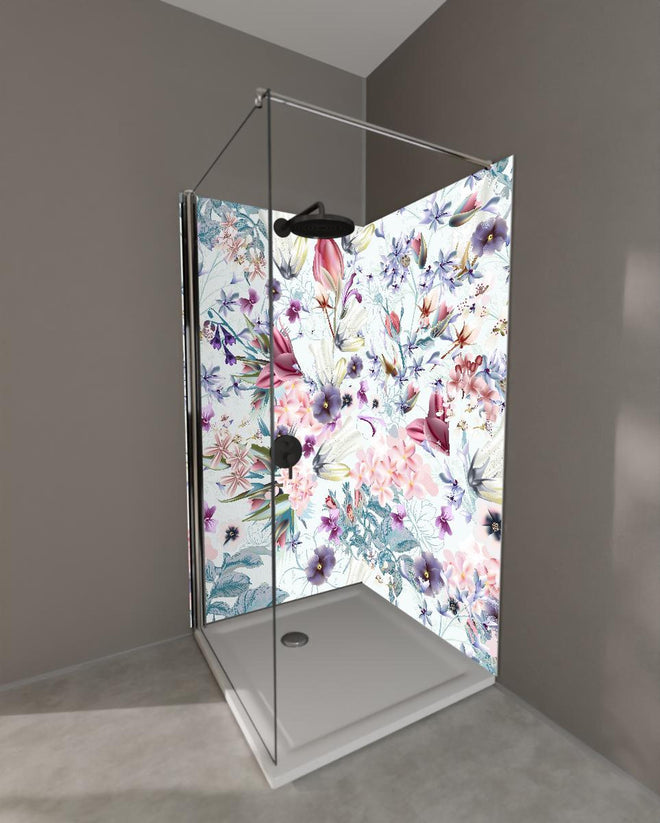 Duschrückwand - Lebendiges Blumenmuster auf Textilhintergrund