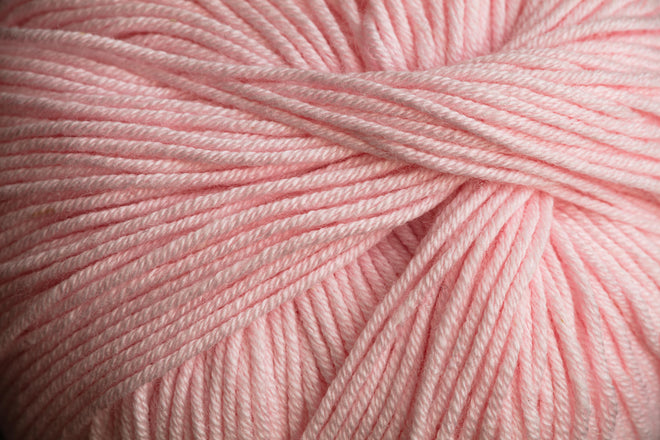 Duschrückwand - Nahaufnahme eines rosa Garnknäuels