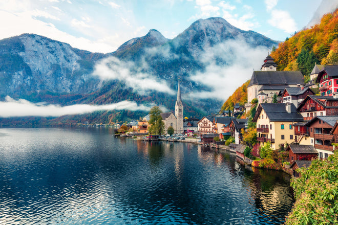 Duschrückwand - Neblige Herbstszene am Hallstätter See