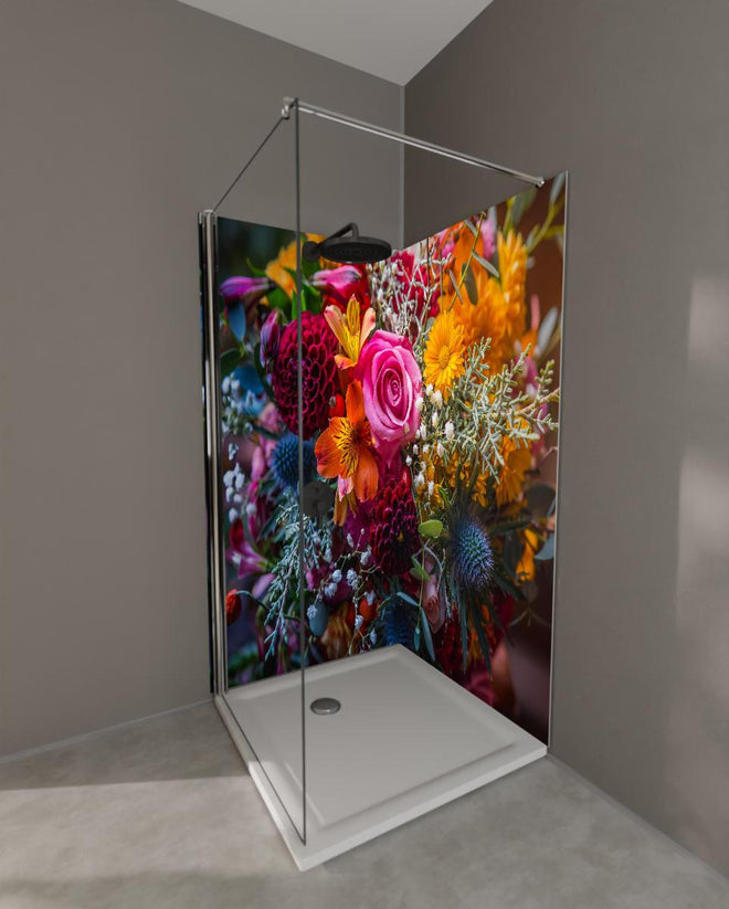 Duschrückwand - Satter bunter Blumenstrauß