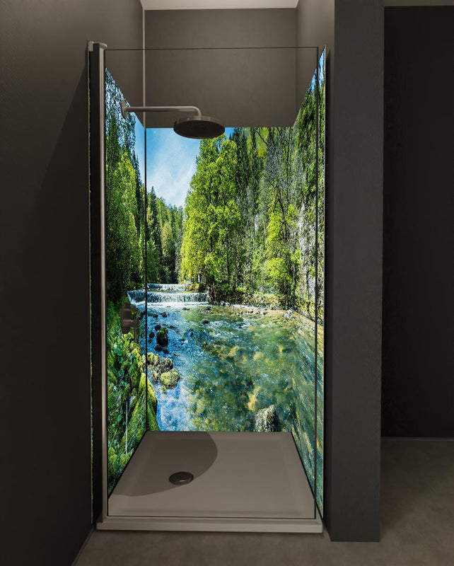 Duschrückwand - Sonnige Flusslandschaft in der Schweiz