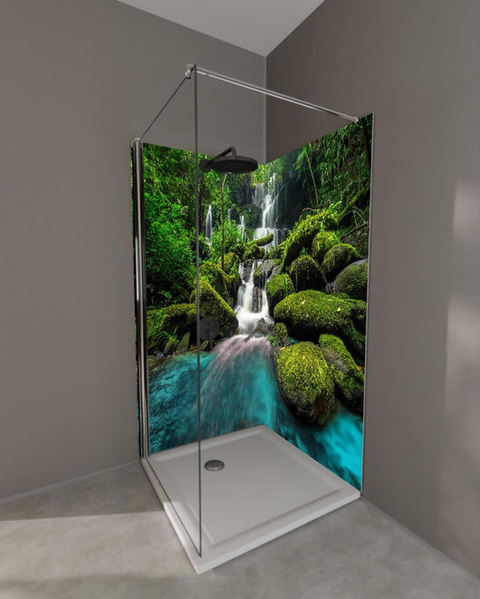 Duschrückwand - Wasserfall im grünen Dschungel von Thailand