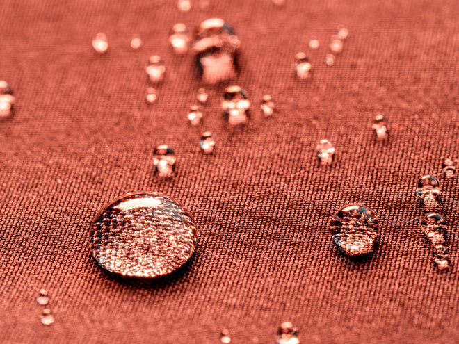 Duschrückwand - Wassertropfen auf rotem Stoff