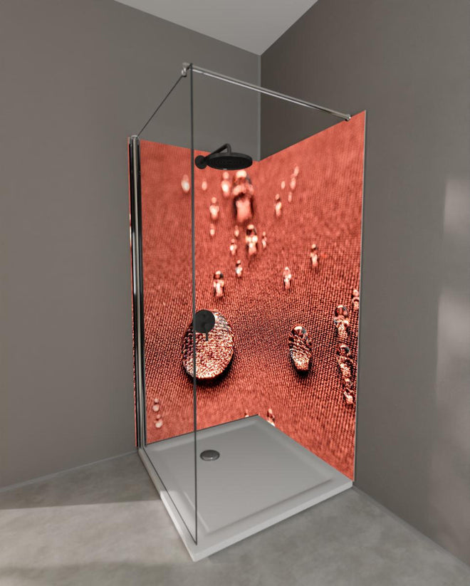 Duschrückwand - Wassertropfen auf rotem Stoff