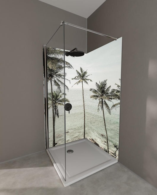 Duschrückwand - Weiße Sandstrände mit grünen Palmen