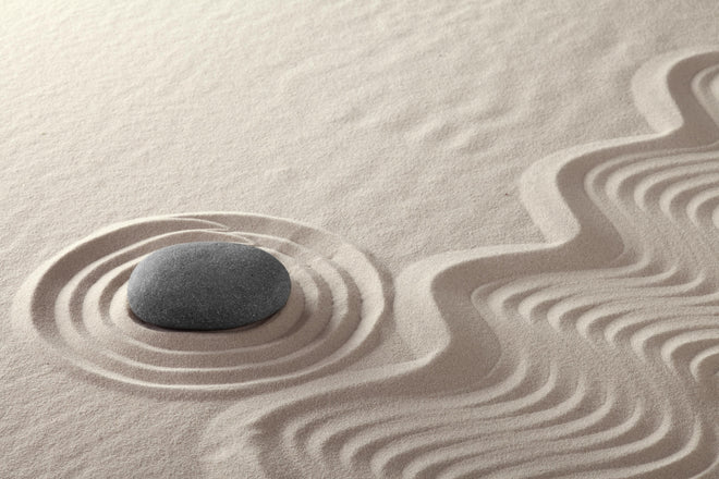 Duschrückwand - Weißer Zen-Garten mit grauem Stein