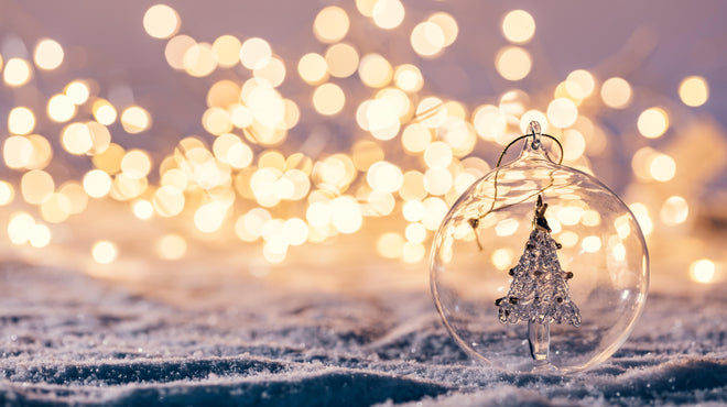 Duschrückwand - Winterliche Weihnachtskugel mit Baum-Motiv