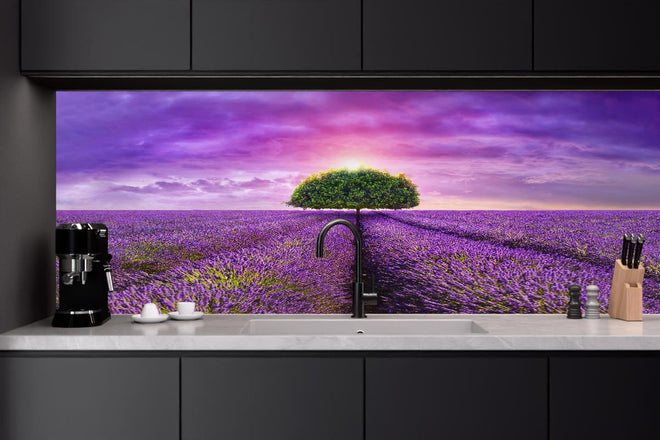 Küchenrückwand - Baum im schönen lavendel Feld