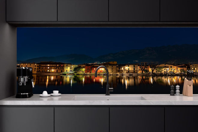 Küchenrückwand - Beleuchtete Seelandschaft bei Nacht