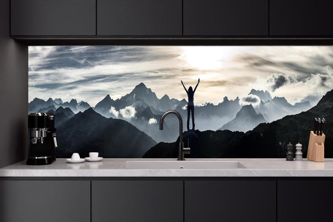 Küchenrückwand - Bergsteigerin am Gipfel