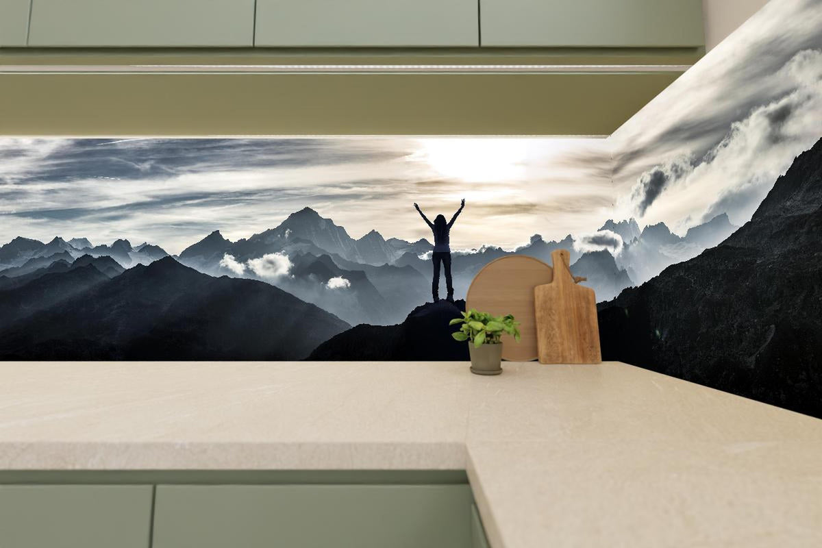 Küchenrückwand - Bergsteigerin am Gipfel