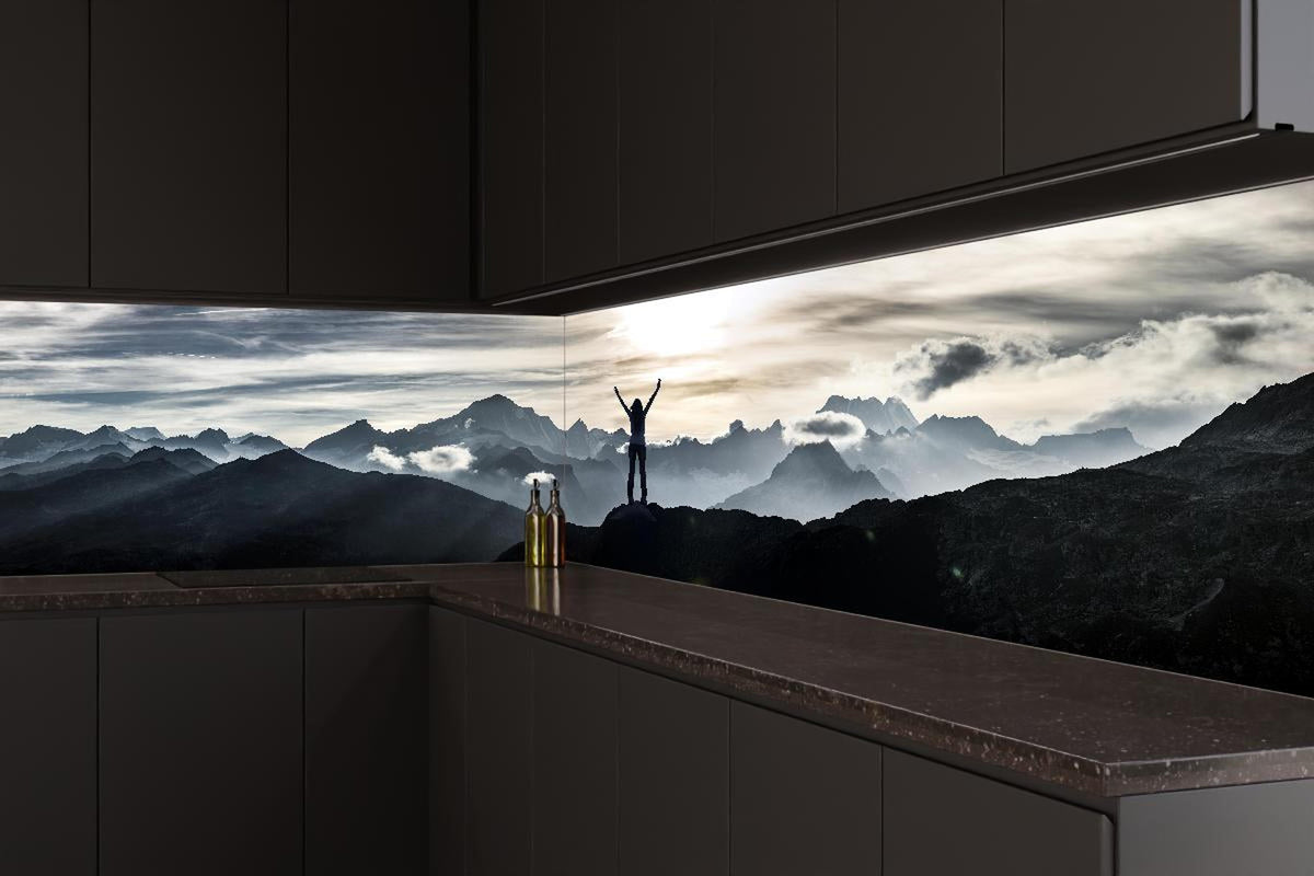 Küchenrückwand - Bergsteigerin am Gipfel