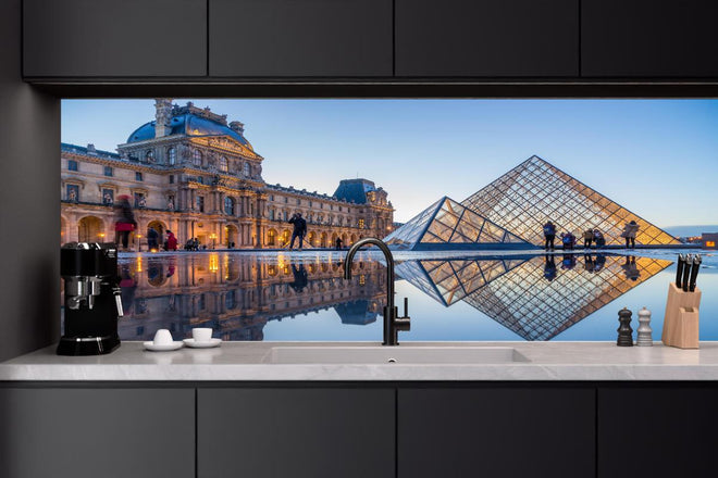 Küchenrückwand - Bezaubernder Blick auf das Louvre-Museum