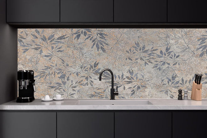 Küchenrückwand - Blumen auf alten weißen Wandhintergrund