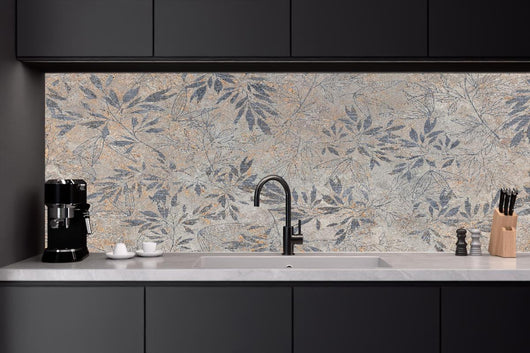 Küchenrückwand - Blumen auf alten weißen Wandhintergrund