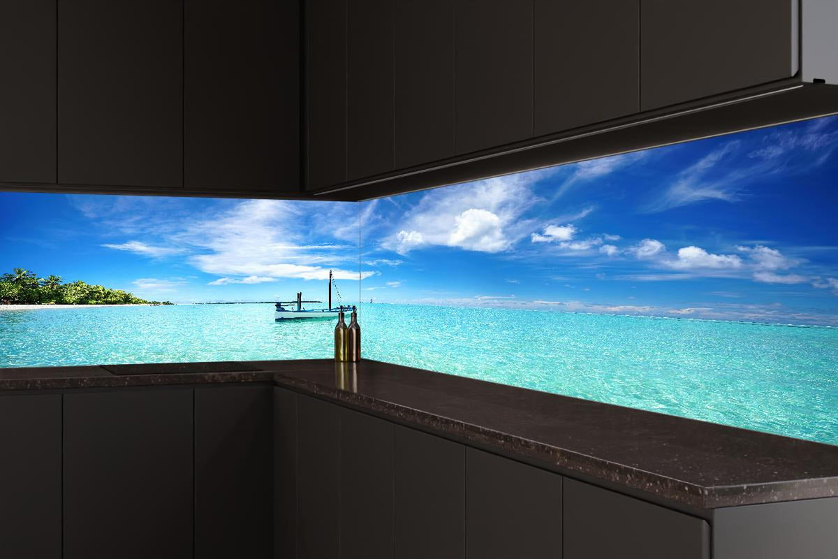 Küchenrückwand - Boot im türkisfarbenen Meerwasser