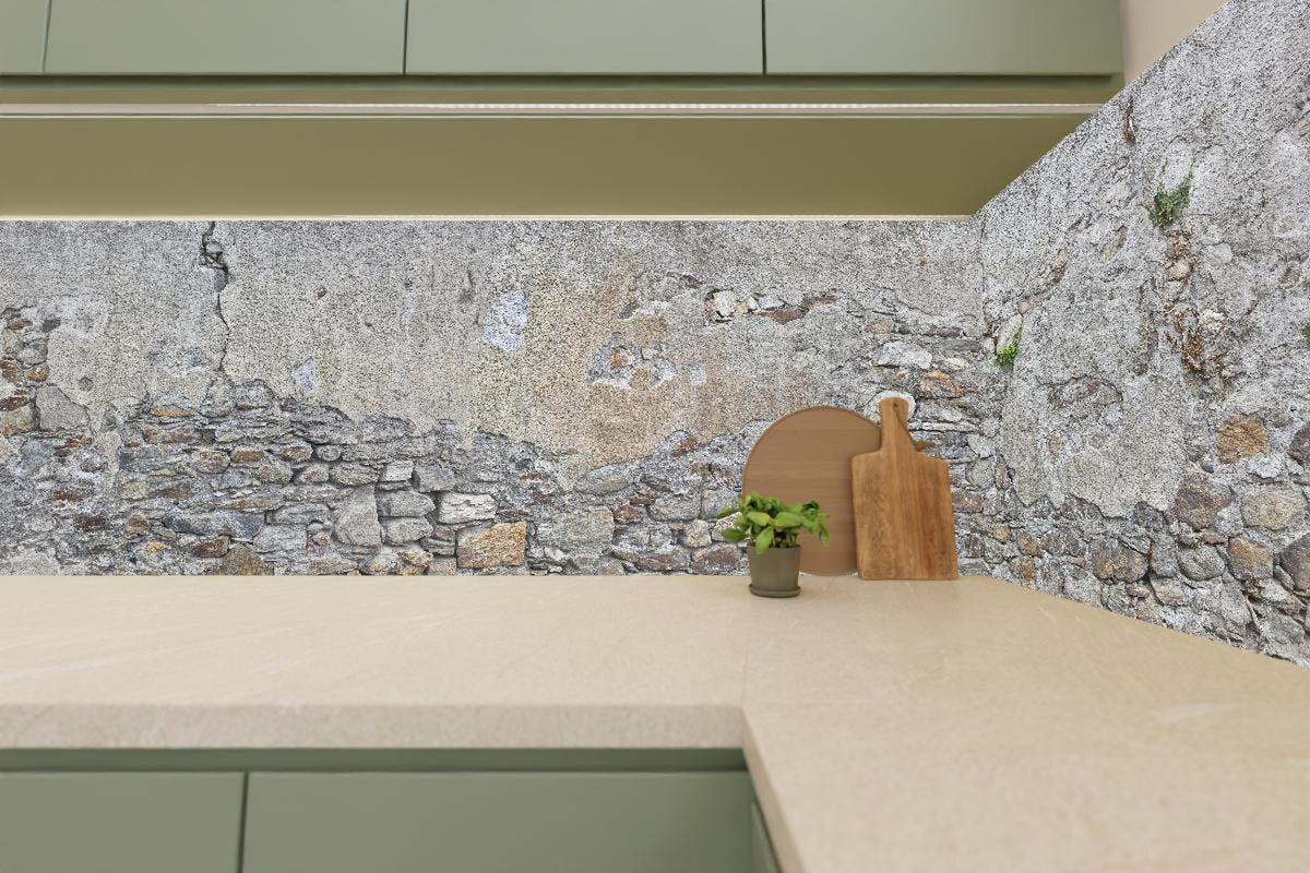 Küchenrückwand - Bröckelnde Hausmauer in Südtirol