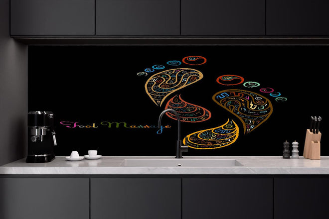 Küchenrückwand - Buntes Fußmassage Bild in Grau- und Weißtönen