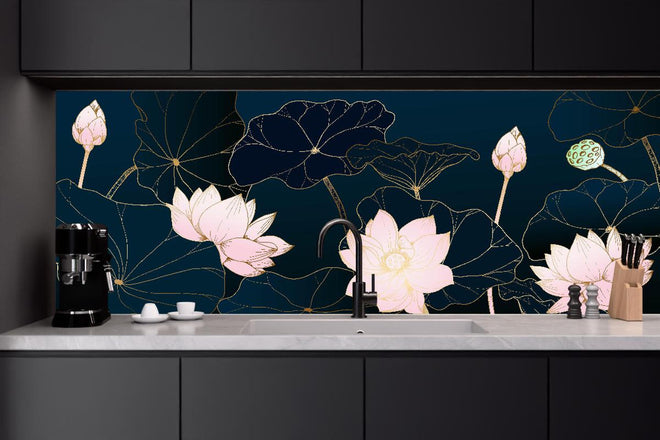 Küchenrückwand - Dekorative Lotusblüten auf Nachtblau
