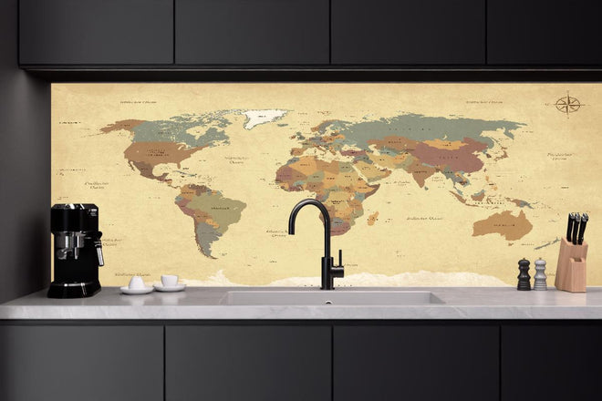 Küchenrückwand - Dekorative alte Weltkarte mit Farbakzenten