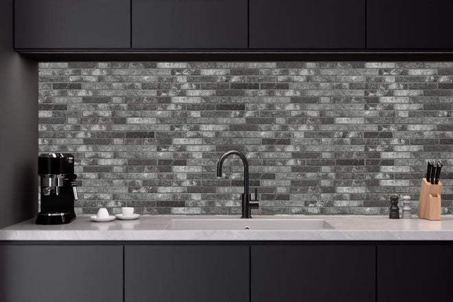 Küchenrückwand - Dunkelgraue Backsteinmauer