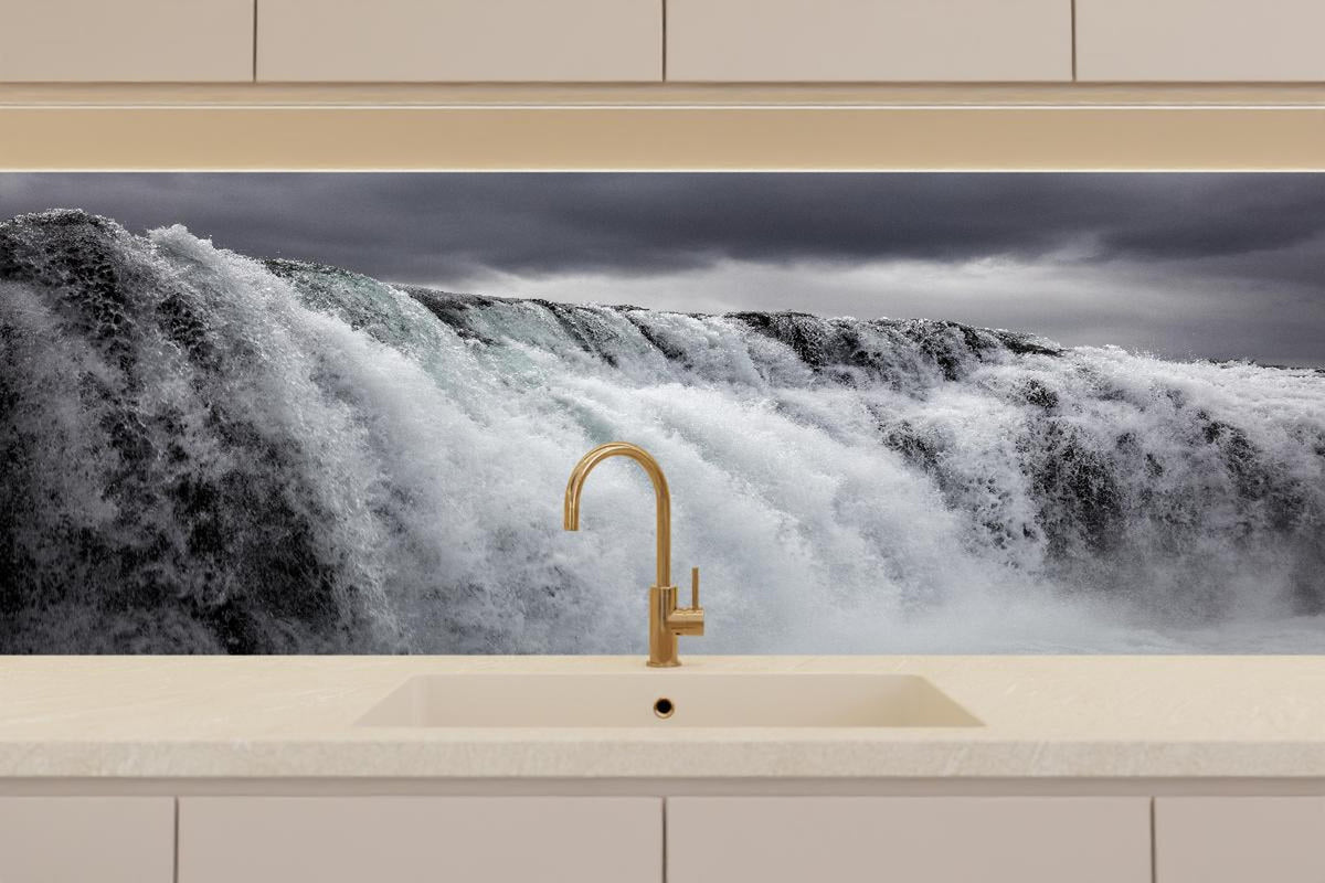 Küchenrückwand - Dunkler Wasserfall