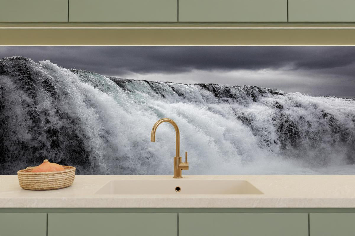 Küchenrückwand - Dunkler Wasserfall