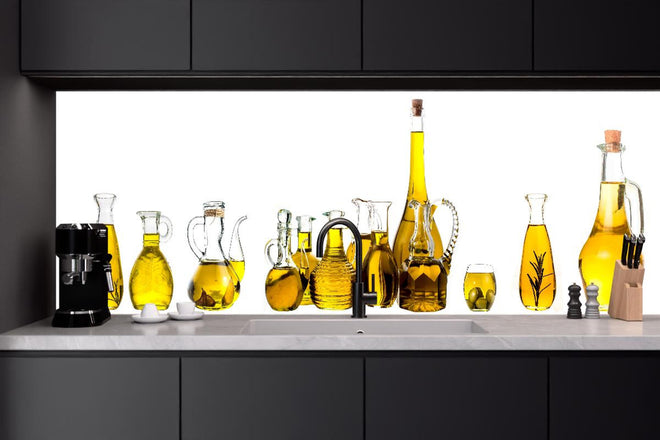 Küchenrückwand - Elegante Auswahl Gelber Olivenölflaschen