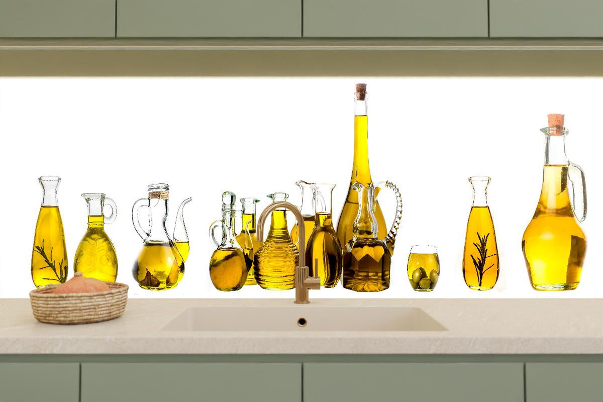 Küchenrückwand - Elegante Auswahl Gelber Olivenölflaschen