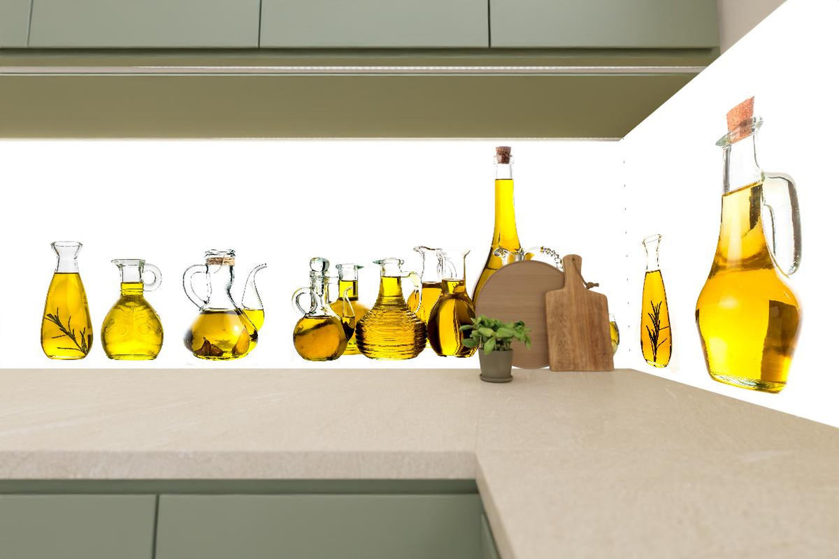 Küchenrückwand - Elegante Auswahl Gelber Olivenölflaschen