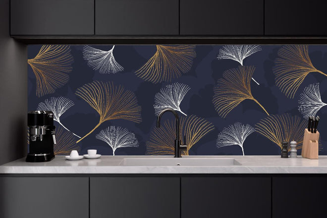 Küchenrückwand - Eleganter metallischer Farn auf dunklem Hintergrund