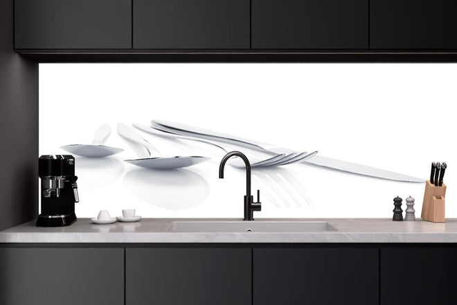 Küchenrückwand - Elegantes Besteck-Set in Weiß mit Silberakzenten