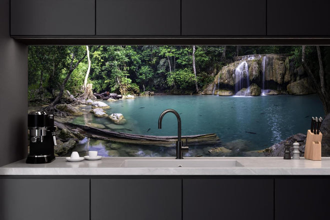 Küchenrückwand - Erawan-Wasserfall im tropischen Dschungel Surrou